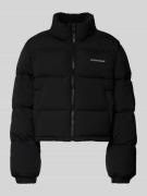 Guess Jeans Cropped Steppjacke mit Label-Print in Black, Größe XL