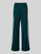 adidas Originals Sweatpants mit elastischem Bund in Dunkelgruen, Größe...