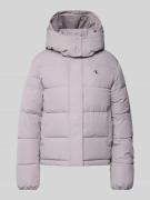 Calvin Klein Jeans Steppjacke mit Logo und Eingrifftaschen in Hellgrau...