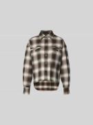 Closed Cropped Hemdbluse mit Knopfleiste in Mittelbraun, Größe L