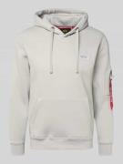 Alpha Industries Regular Fit Hoodie mit Logo-Patch in Hellgrau, Größe ...