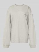 Karo Kauer Oversized Longsleeve mit Label-Print in Hellgrau, Größe L