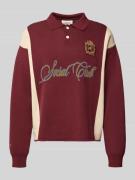 PROHIBITED Strickpullover mit Polokragen und Label-Patch in Bordeaux, ...