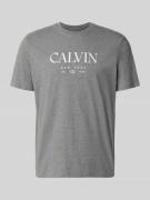 CK Calvin Klein T-Shirt mit Label-Print und Rundhalsausschnitt in Mitt...