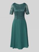 Vera Mont Knielanges Cocktailkleid mit Spitze in Smaragd, Größe 38