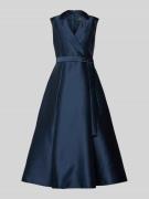 Adrianna Papell Cocktailkleid mit Reverskragen in Dunkelblau, Größe 40