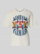 adidas Sportswear T-Shirt mit Label-Print in Graphit, Größe L