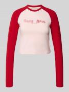 Guess Jeans Cropped Longsleeve mit Raglanärmeln in Rot, Größe M