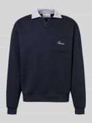 REVIEW Sweatshirt mit Kontrastkragen und Brusttasche mit Logo-Besticku...