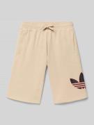 adidas Originals Shorts mit Logo und Eingrifftaschen in Beige, Größe 1...