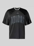 adidas Sportswear T-Shirt mit V-Ausschnitt und Logo-Print in Black, Gr...