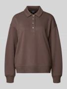 Gina Tricot Sweatshirt mit Polokragen und Knopfleiste in Mittelbraun, ...