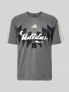 adidas Sportswear Regular Fit T-Shirt mit Label Print in Anthrazit, Gr...