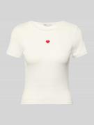 Only Slim Fit T-Shirt mit Herz-Stickerei Modell 'ELVA JUNE' in Weiss, ...