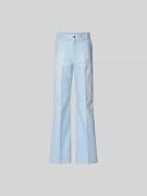Victoria Beckham Wide Fit Jeans mit aufgesetzten Taschen in Hellblau, ...
