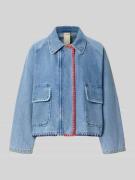 Amber & June Jeansjacke mit Stitching und Pattentaschen in Blau, Größe...