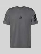 adidas Sportswear Relaxed Fit T-Shirt aus reiner Baumwolle in Anthrazi...