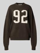 REVIEW Oversized Strickpullover mit Rundhalsausschnitt in Mittelbraun ...