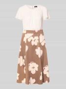 s.Oliver BLACK LABEL Ausgestelltes Kleid aus Baumwoll-Mix in Mittelbra...