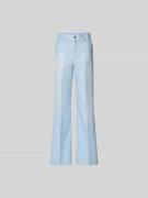 Victoria Beckham Wide Fit Jeans mit aufgesetzten Taschen in Hellblau, ...