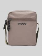 HUGO Umhängetasche mit Logo-Detail in Schlamm, Größe 1