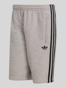 adidas Originals Regular Fit Sweatshorts mit Logo Stitching in Mittelg...