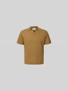 Officine Générale Poloshirt mit V-Ausschnitt in Camel, Größe L