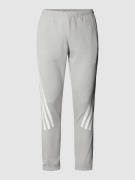 adidas Sportswear Sweatpants mit Kontraststreifen in Hellgrau, Größe X...