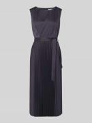 comma Midikleid mit Plisseefalten und Bindegürtel in Marine, Größe 36