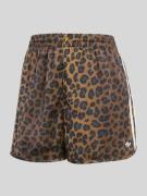 adidas Originals Loose Fit Shorts mit Logo Details in Beige, Größe XS