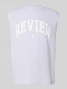 REVIEW Tanktop mit Logo-Print in Hellgrau Melange, Größe L