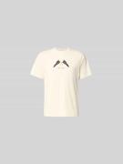 Forét Regular Fit T-Shirt mit Logo-Print in Beige, Größe L