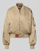 Original Bombers Bomberjacke mit Reißverschlusstasche am Ärmel in Beig...