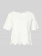 More & More T-Shirt mit Rundhalsausschnitt und Lochstickerei in Offwhi...