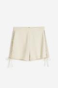 H&M Shorts mit Flechtdetails Hellbeige in Größe 50. Farbe: Light beige