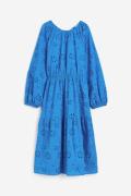 H&M Kleid mit Broderie Anglaise und Bindedetail Blau, Alltagskleider i...