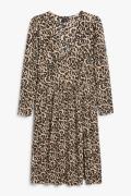 Monki Midikleid mit Leoprint und V-Ausschnitt Leopardenmuster, Alltags...