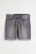 H&M Jeansshorts Slim Denimgrau in Größe W 28. Farbe: Denim grey