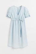 H&M MAMA Kleid mit Bindegürtel Hellblau, Kleider in Größe XXL. Farbe: ...