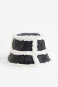 H&M Bucket Hat mit flauschigen Besätzen Schwarz, Hut in Größe L/58. Fa...