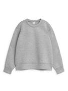 Arket Scuba-Sweatshirt Graumeliert, Tops in Größe S. Farbe: Grey melan...