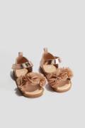H&M Sandalen mit Stoffblüten Bronzefarben in Größe 23. Farbe: Bronze-c...