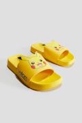 H&M Badesandalen mit Print Gelb/Pokémon in Größe 24/25. Farbe: Yellow/...