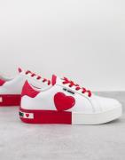 Love Moschino – Sneaker mit Herzdetail und flacher Plateausohle in Wei...